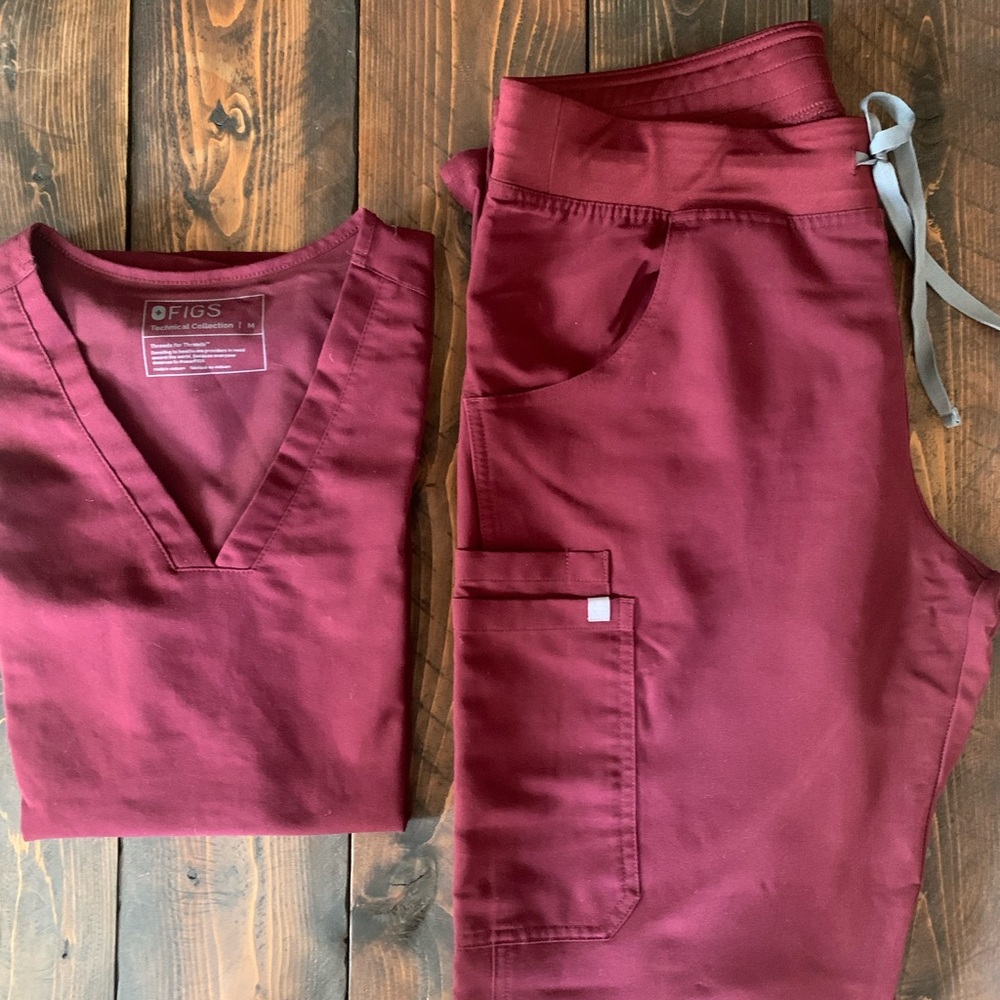 Figs scrubs women Burgendy medium/medium tall set